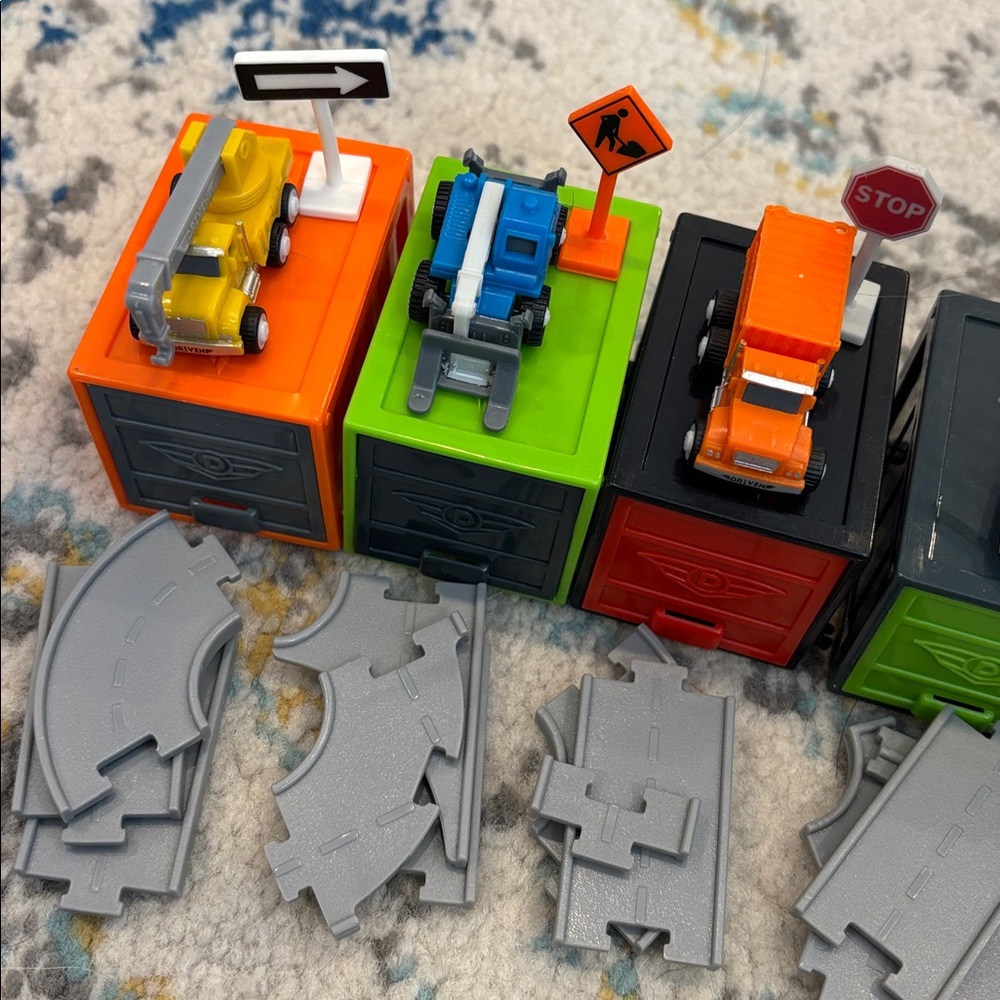 Driven by Battat Toy Car Pocket Playset 1:144 Scale - Picture 2 of 3